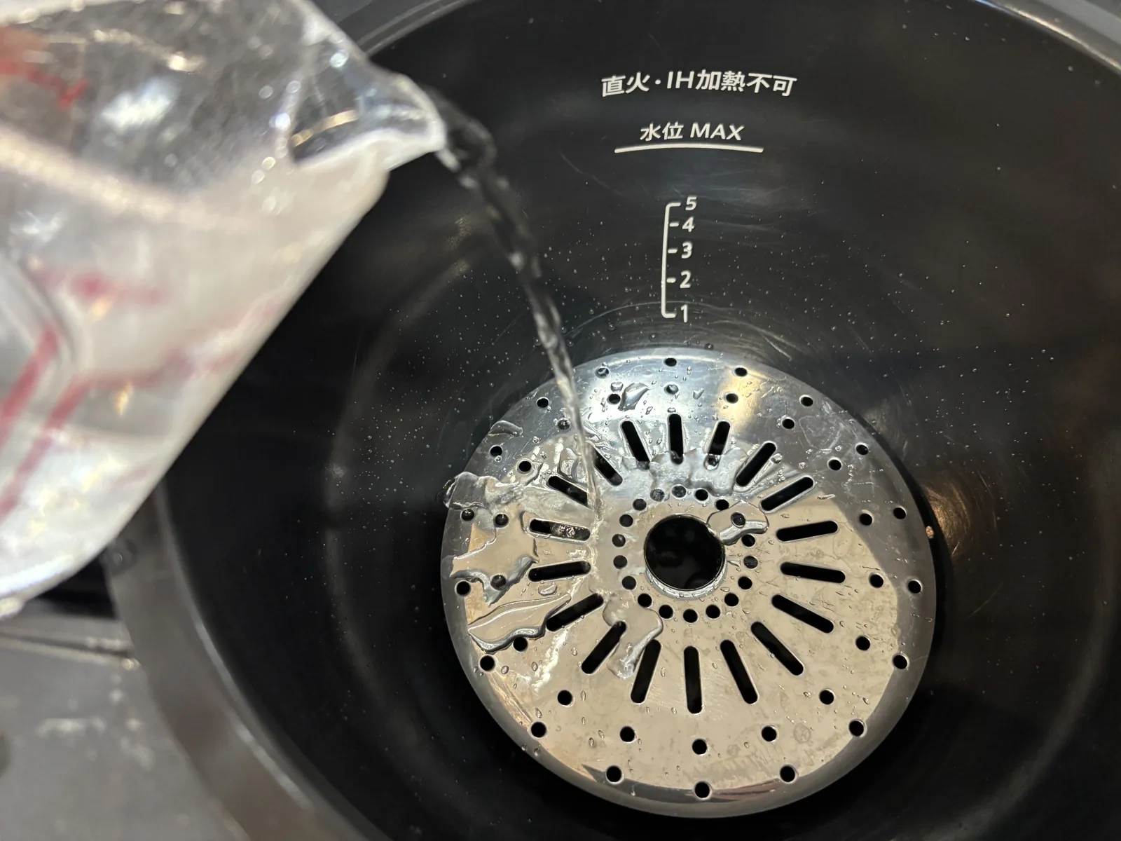 ホットクックの内鍋に水200mLを注いでいるところ