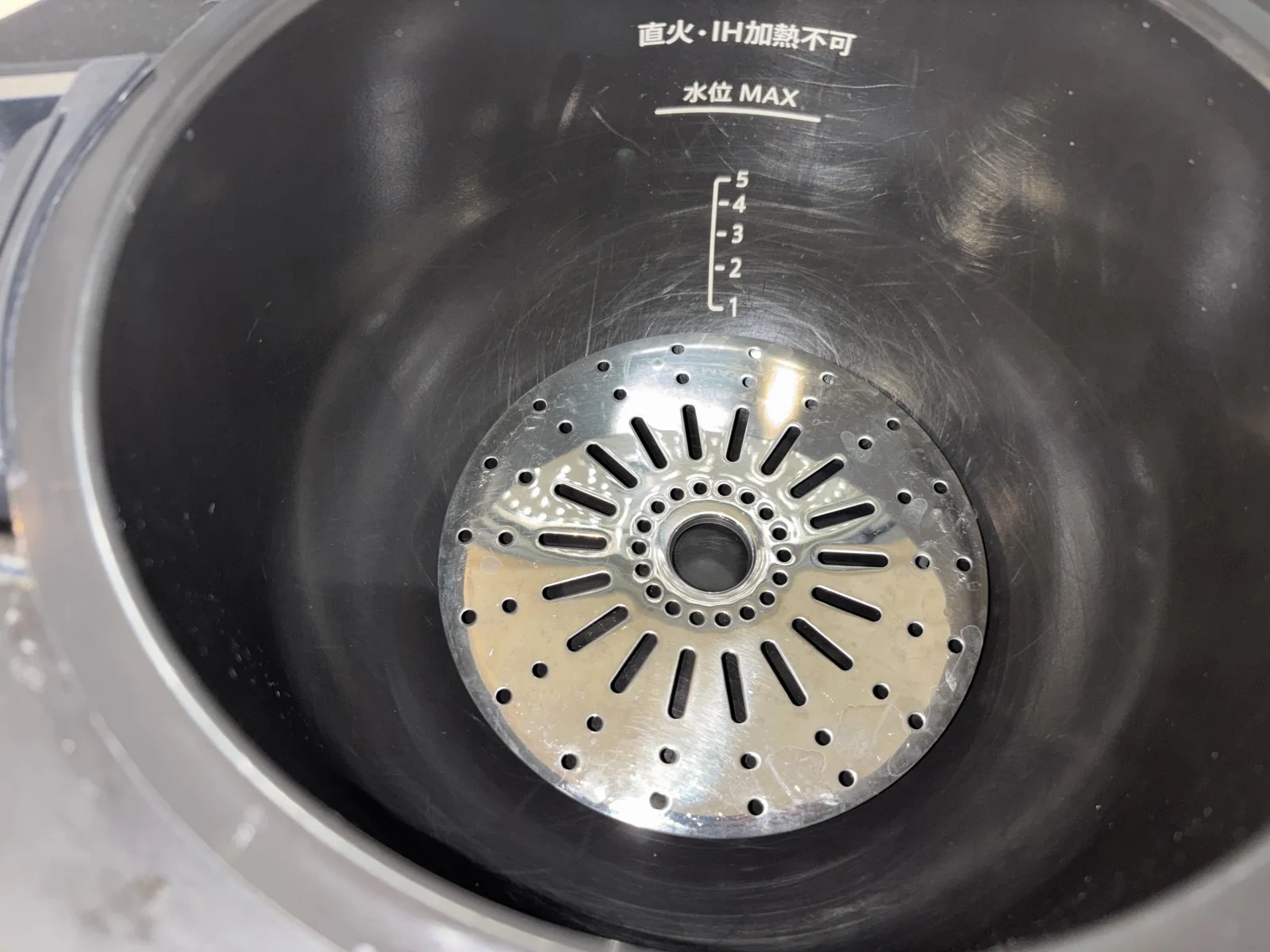 ホットクックの内鍋に蒸し板をセットした状態