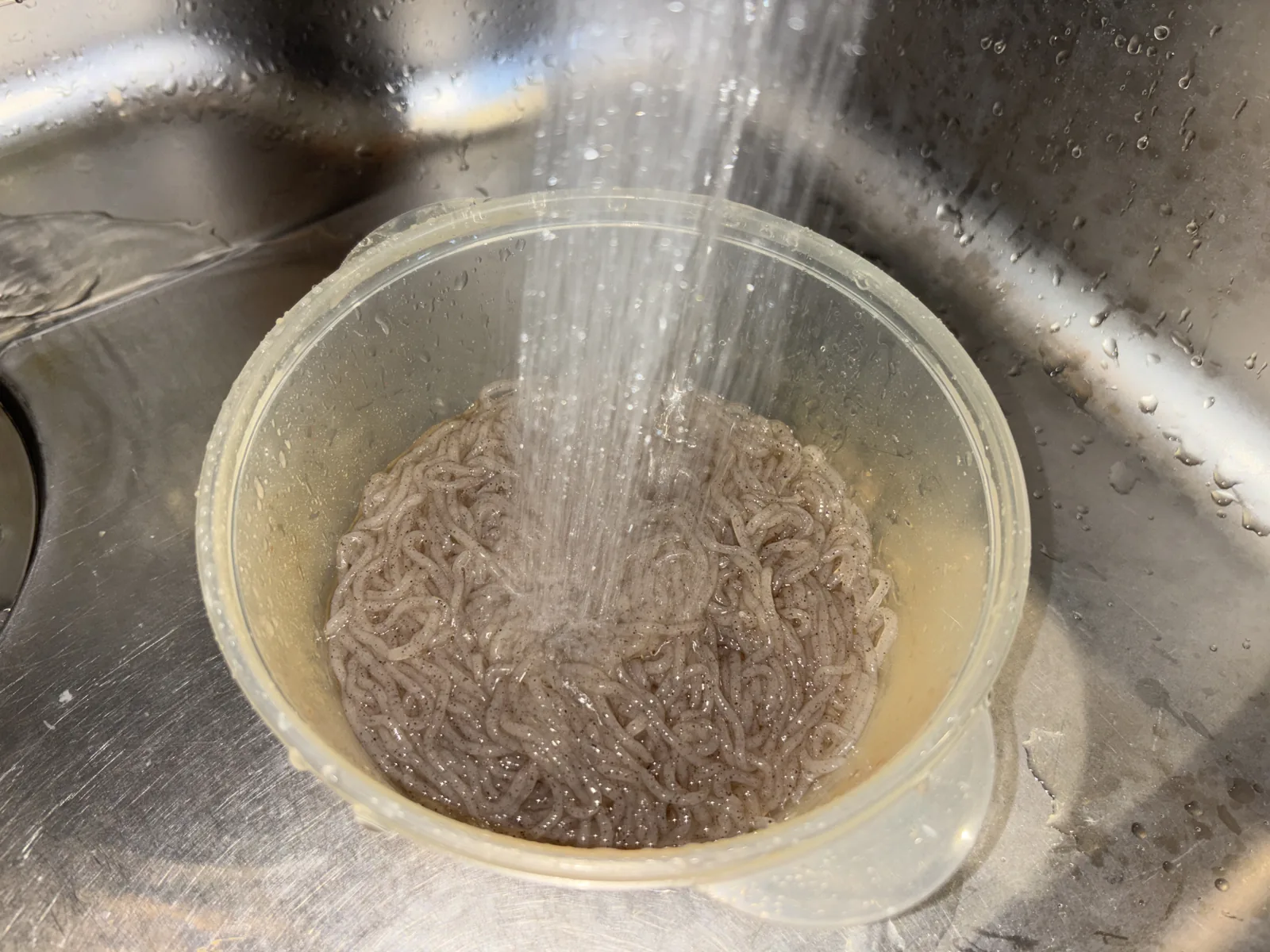 糸こんにゃくを水で洗っているところ