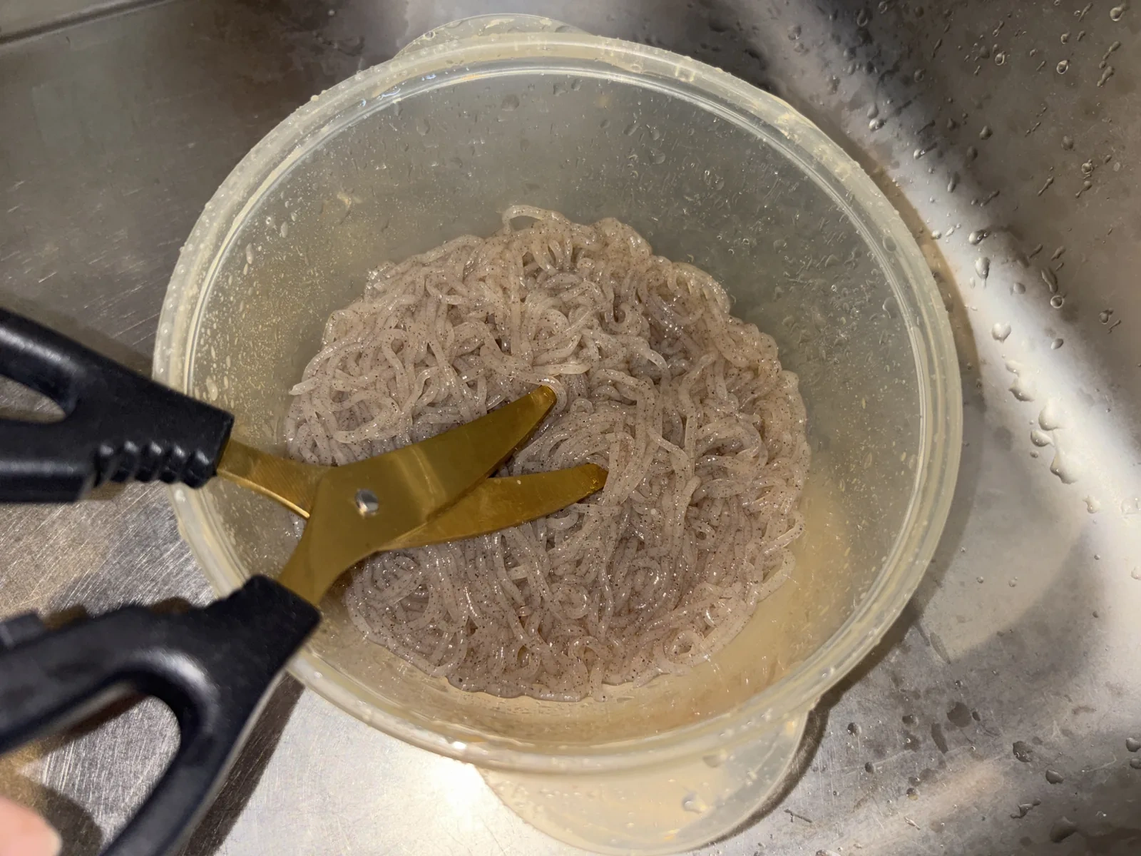 糸こんにゃくをキッチンバサミで切っているところ