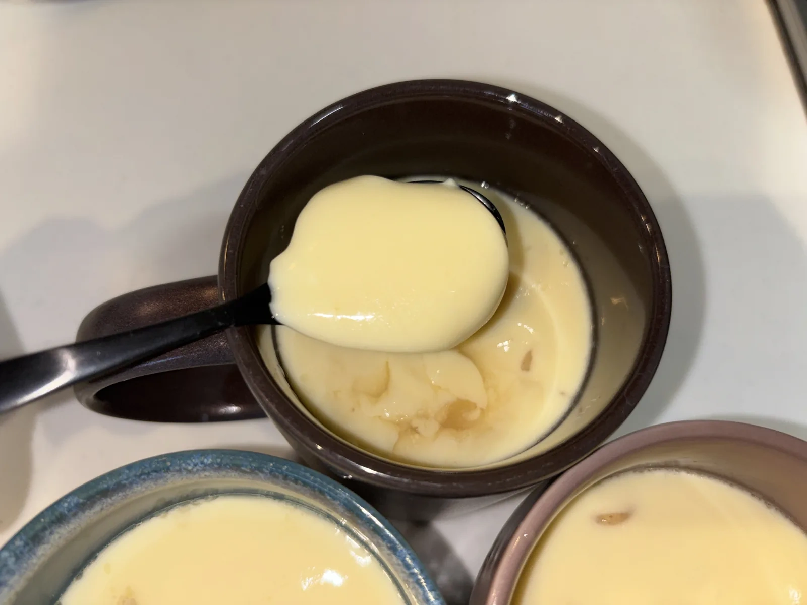 茶碗蒸しをスプーンですくったところ