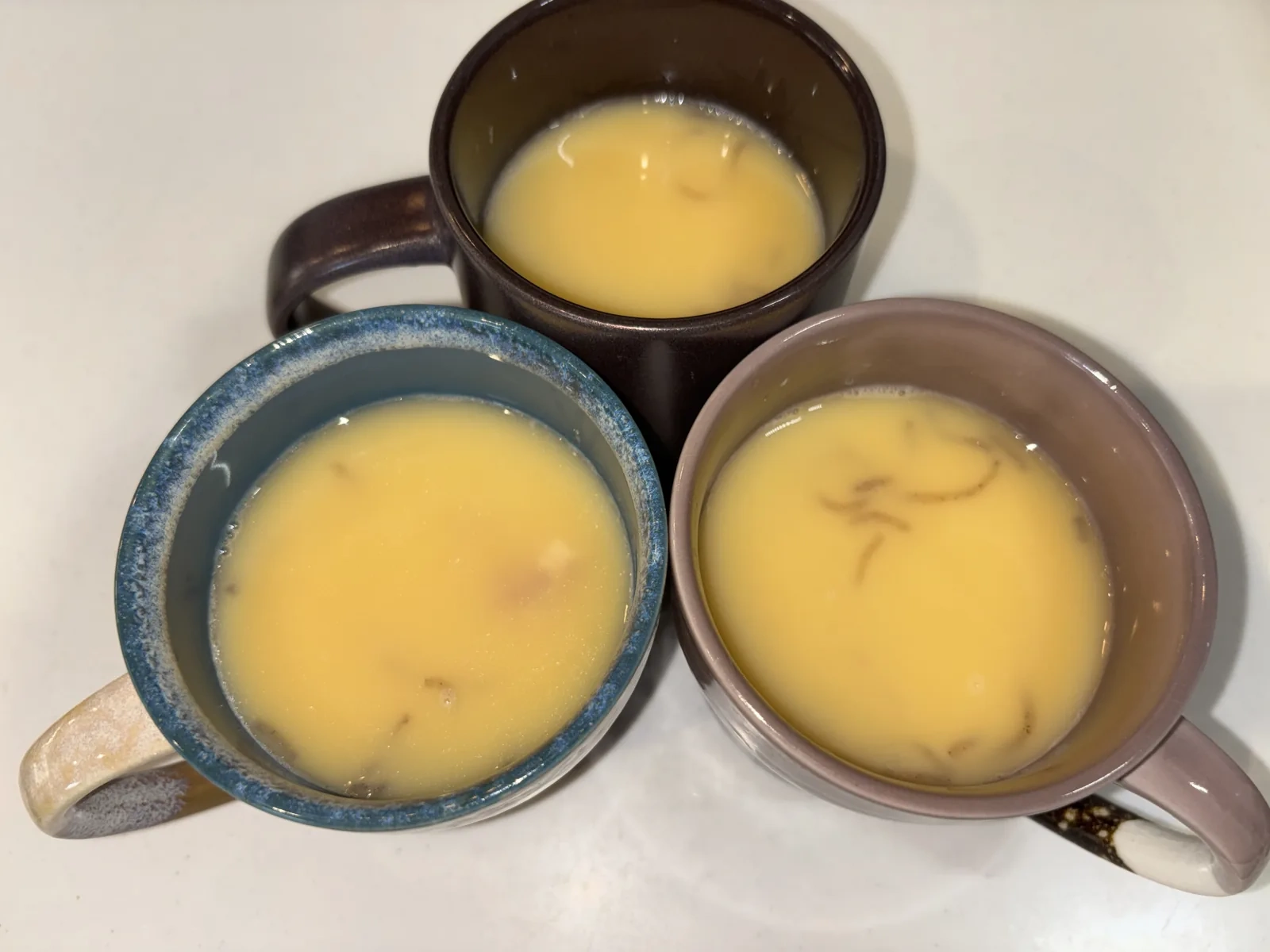 器に茶碗蒸しの卵液を注いだところ