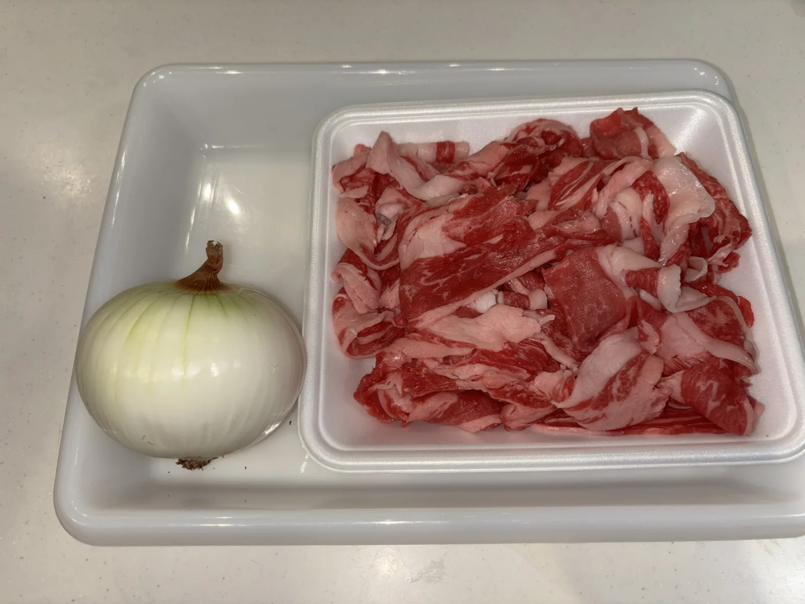 牛こま切れ肉300gと玉ねぎ1個