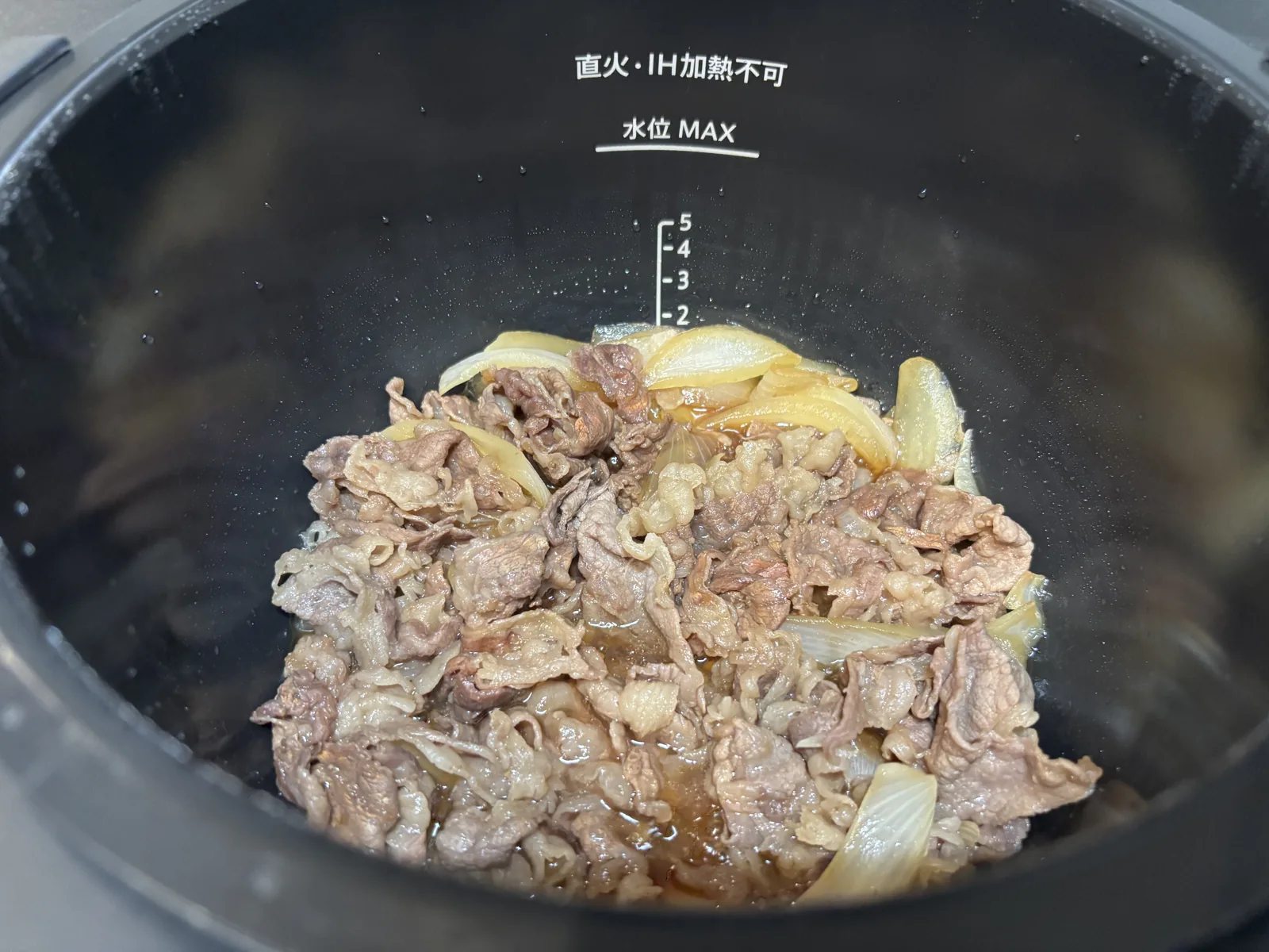 加熱が終わったホットクックの内鍋の牛丼の具