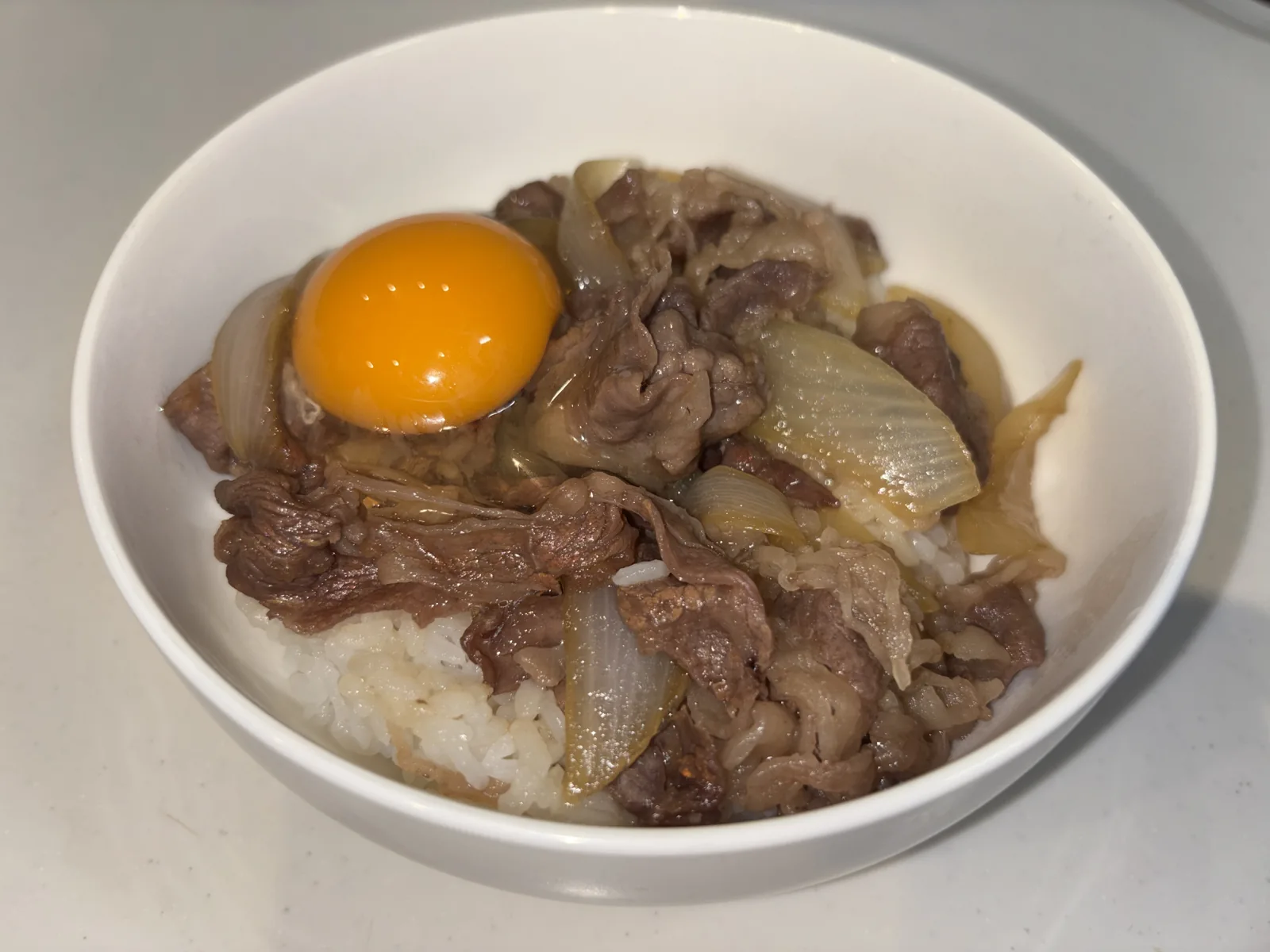 卵黄をのせたホットクックの牛丼