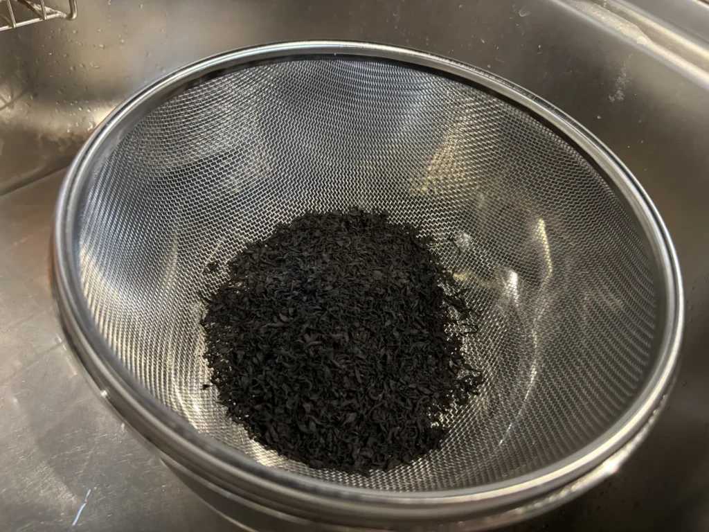ざるに出した乾燥ひじき。黒くて細かく、量が少なく見える