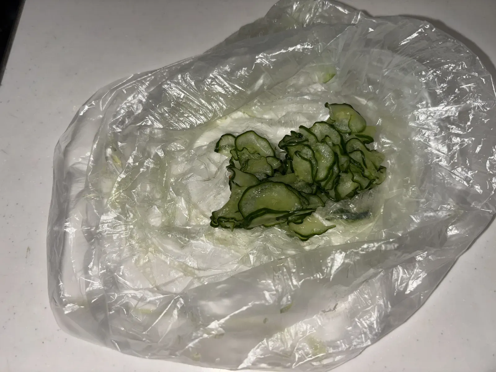 塩もみして水気を絞ったあとのきゅうり