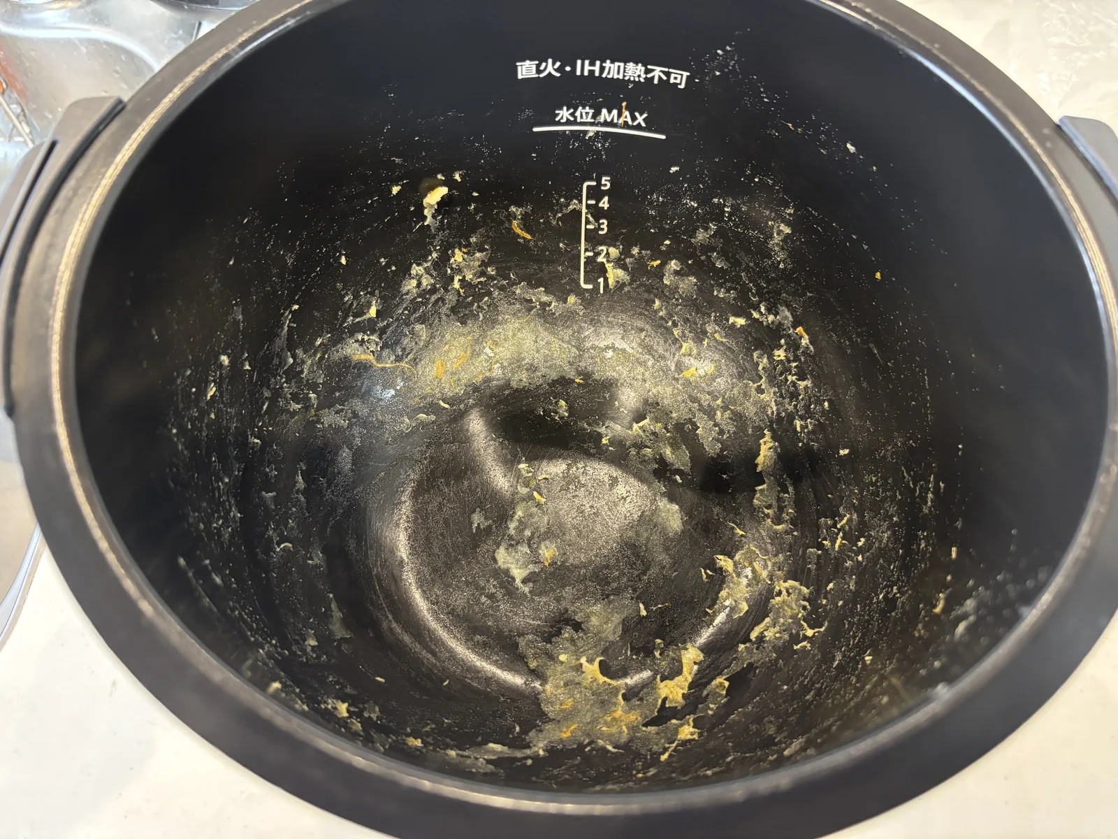 中身を出したあとの内鍋。底と側面にじゃがいもが白くこびりついている