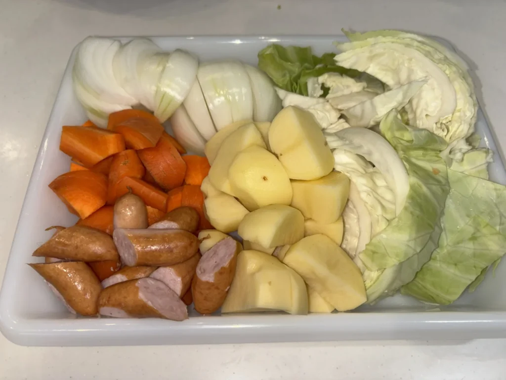 切り終えた材料。くし切りの玉ねぎ、乱切りのにんじん、じゃがいも、くし切りのキャベツ、斜め切りのウインナー