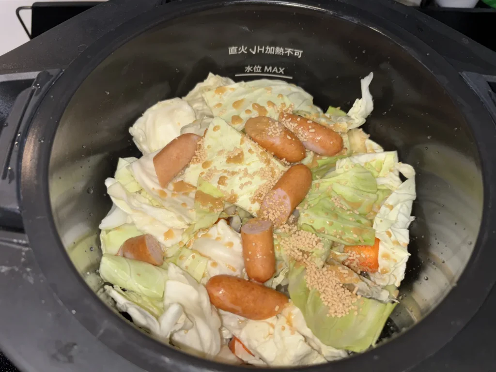 内鍋の材料の上に顆粒コンソメを振り入れたところ